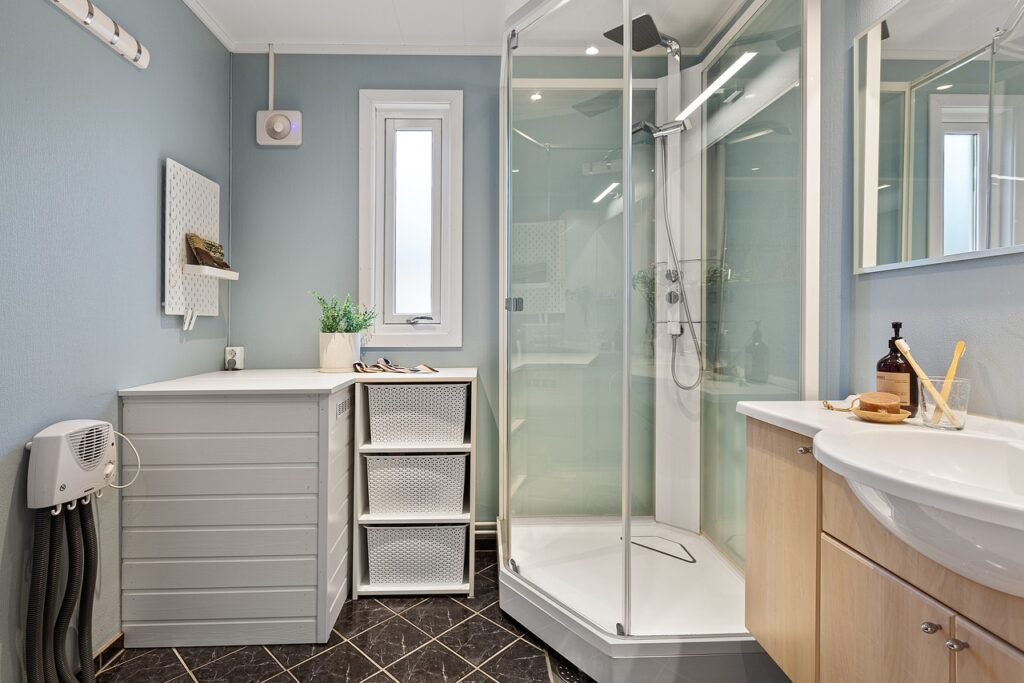 Maximisez votre espace : comment aménager une petite salle de bain de 4m² ?